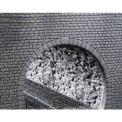 'Pont en maçonnerie au-dessus d'un lit de rivière rocheux. L'environnement présente des structures de pierre détaillées sur le pont et dans la rivière.'
