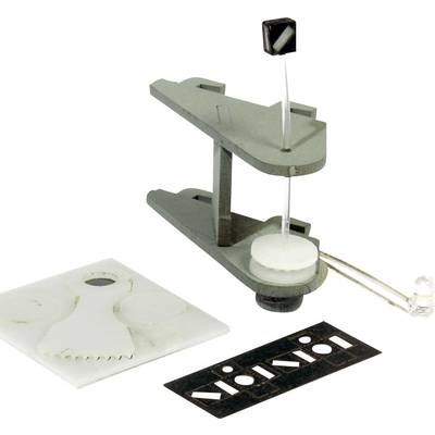 Un appareil permettant de déterminer l'angle de frottement est représenté. Il se compose d'une table inclinée avec un petit bloc sur la surface en pente.
