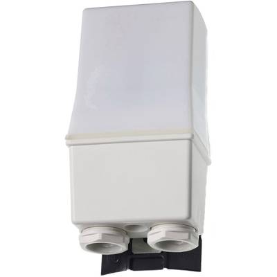 Un boîtier électrique blanc rectangulaire avec deux ouvertures pour câbles en bas. Il est fixé à un support noir.