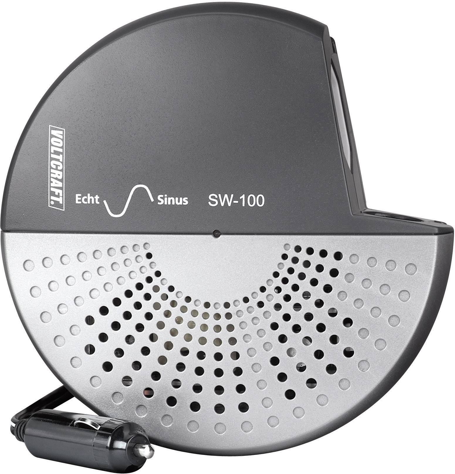 Un appareil noir et argenté, Voltcraft SW-100, avec adaptateur pour voiture, offre une conversion de courant sinusoïdale pure.