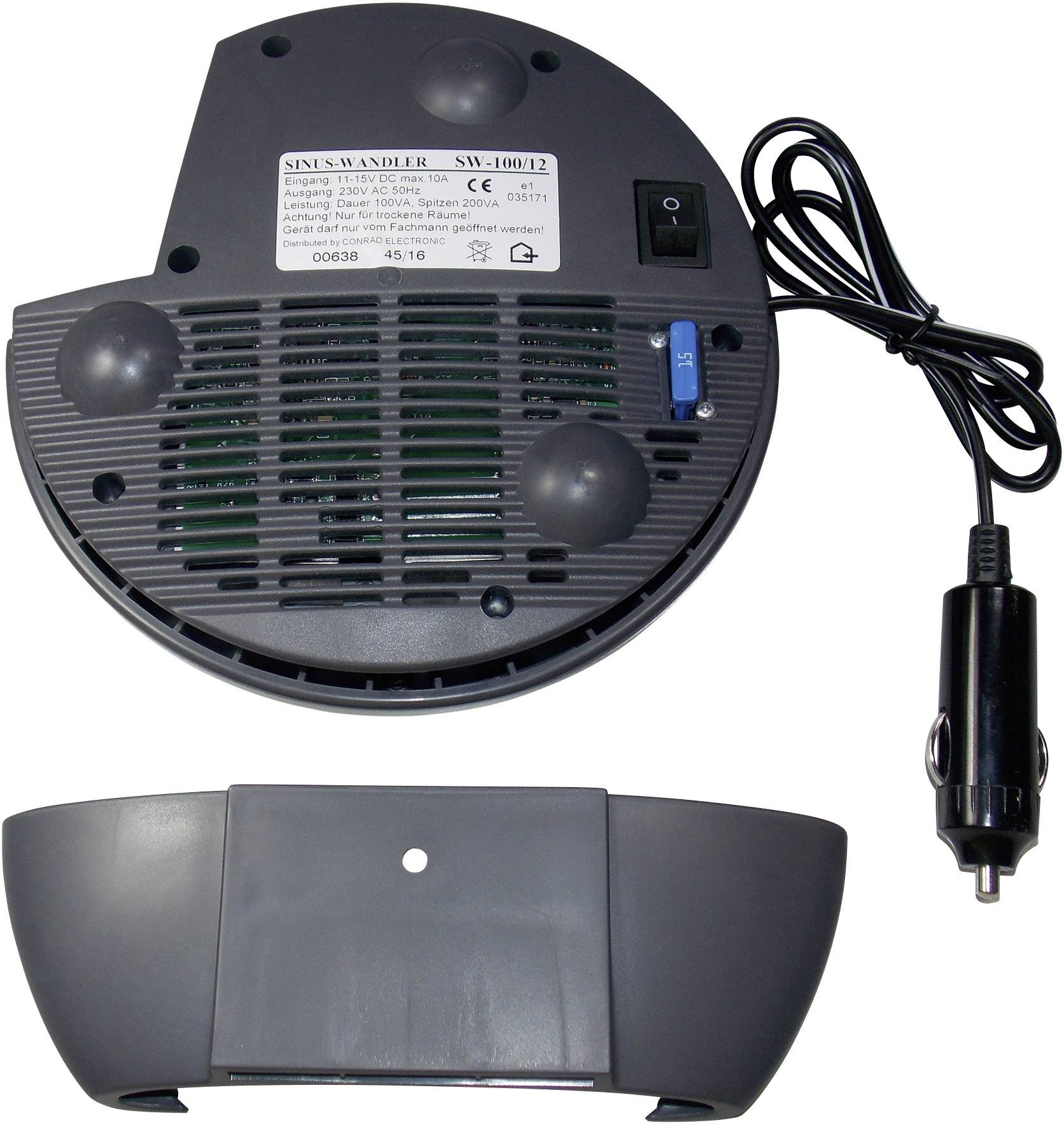 Dessous d'un appareil électrique avec interrupteur secteur, câble et fiche allume-cigare. Le fond amovible est posé à côté.