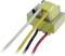 Connecteur électrique jaune de composant avec quatre câbles dans les couleurs blanc, jaune, noir et rouge, chacun connecté.