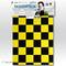 Motif à damier jaune et noir sur un film de design. L'emballage présente en haut un portrait stylisé d'une personne non identifiable.