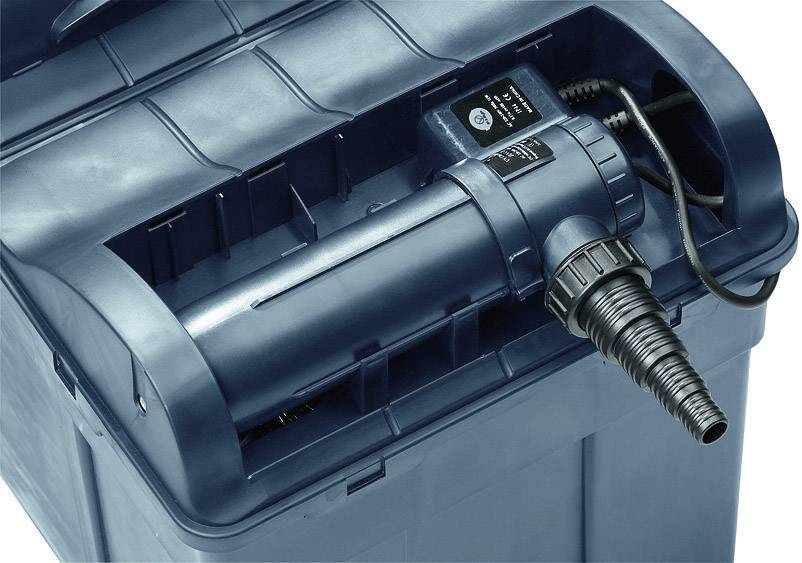 Réservoir de filtre à eau bleu avec raccordement de tuyau en gros plan.