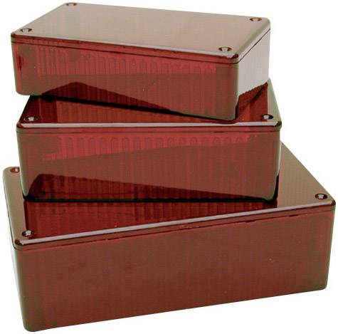 Trois boîtes empilées en plastique transparent rouge de différentes tailles, posées sur une surface blanche.