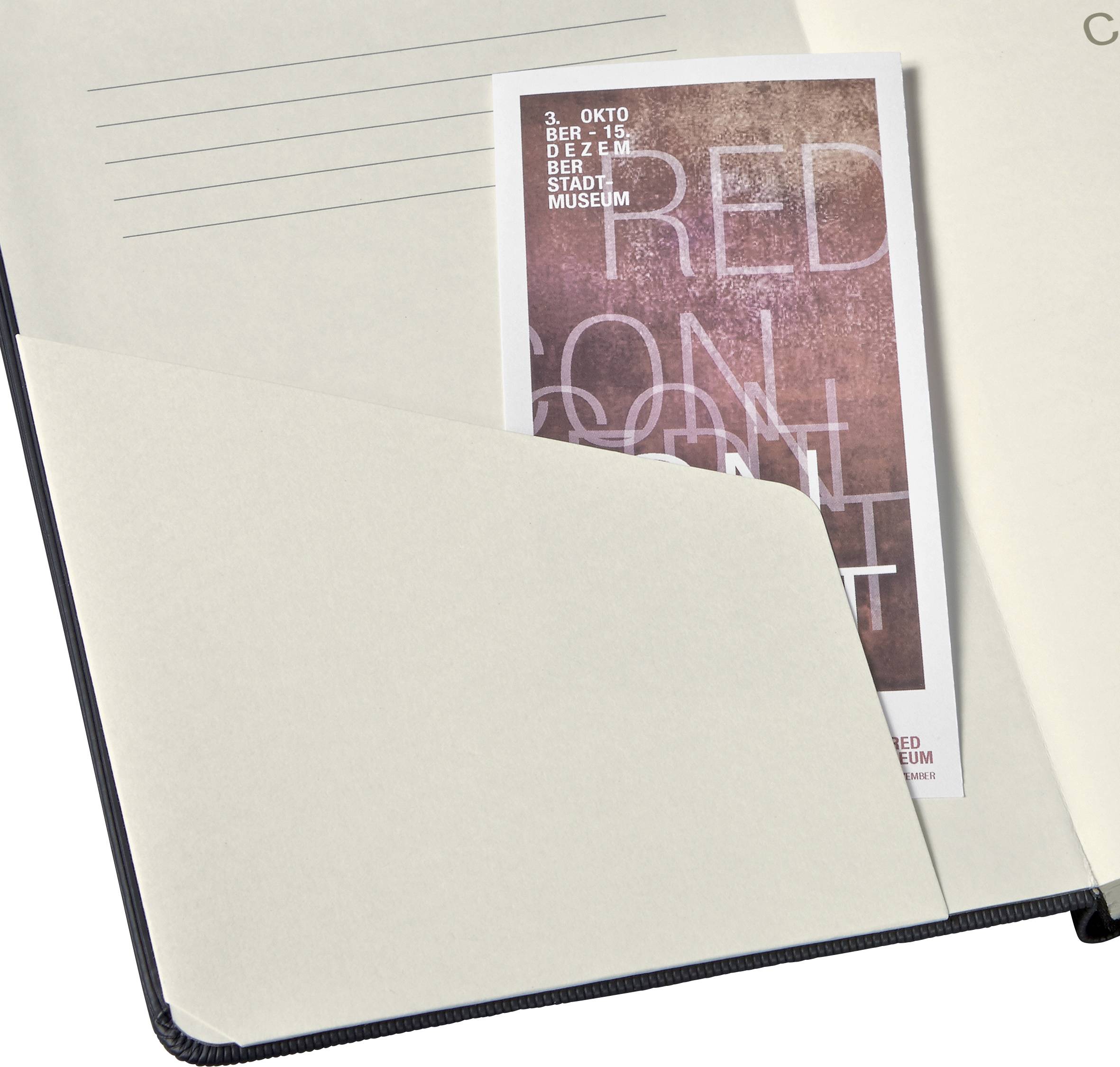 Un carnet avec une carte postale à l'intérieur. La carte présente un motif artistique en rouge avec le texte : '3 oct. - 5 déc., Musée municipal'.