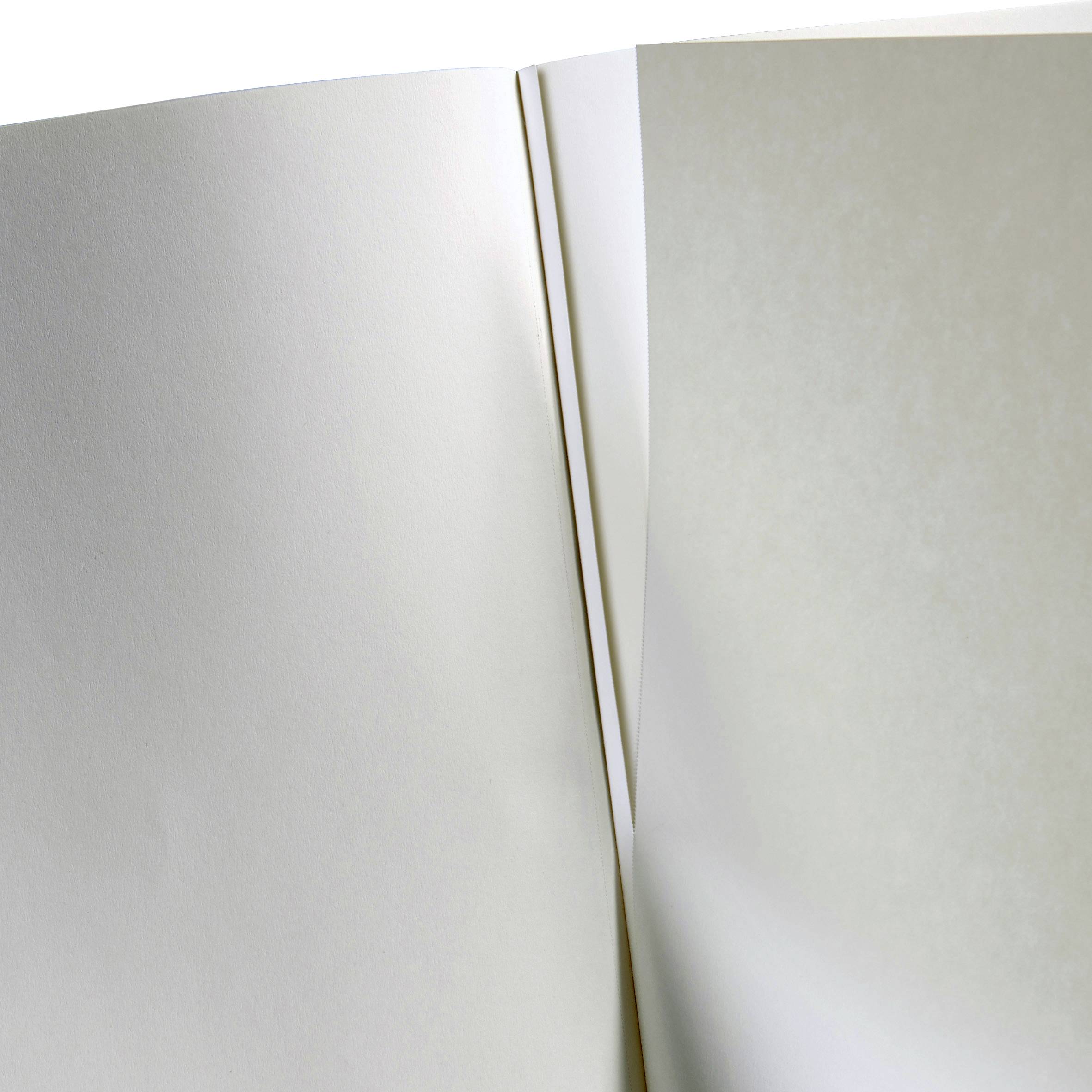 Page de livre ouverte, à moitié tournée, montrant une surface blanche lisse.