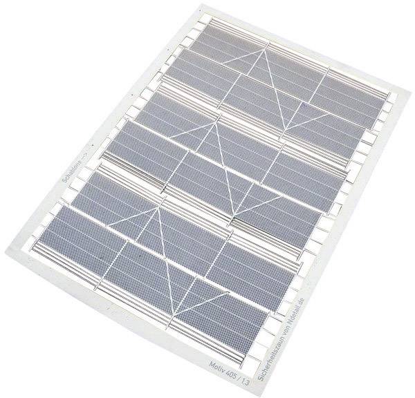 Une feuille de cellules solaires en silicium, reconnaissable à ses cellules carrées bleues et aux motifs en treillis argentés.