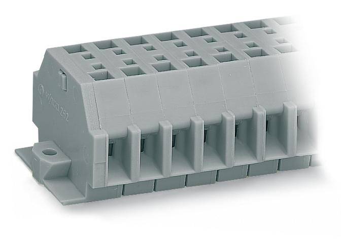 Un bloc en plastique gris avec plusieurs ouvertures carrées en haut et un pied de support en bas, probablement une partie d'un connecteur électrique.