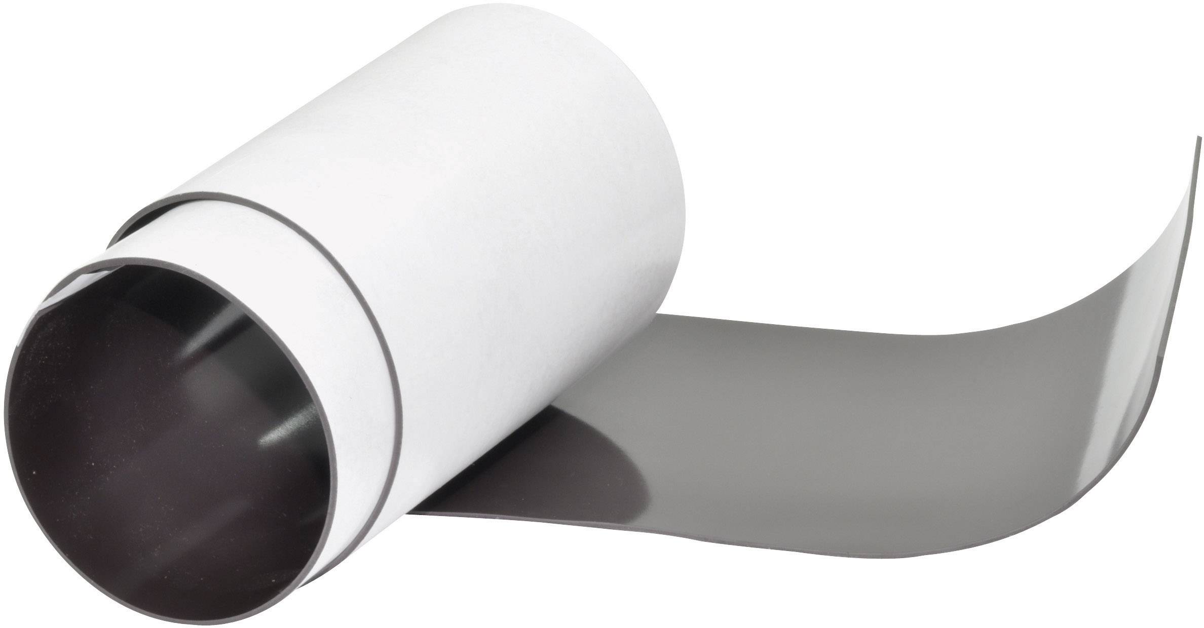 Un rouleau de bande métallique fine et flexible, partiellement déroulé, sur un fond blanc.