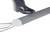 Un chaussure s'appuie sur un tapis de sol gris filaire, susceptible de déclencher un signal ou une action.