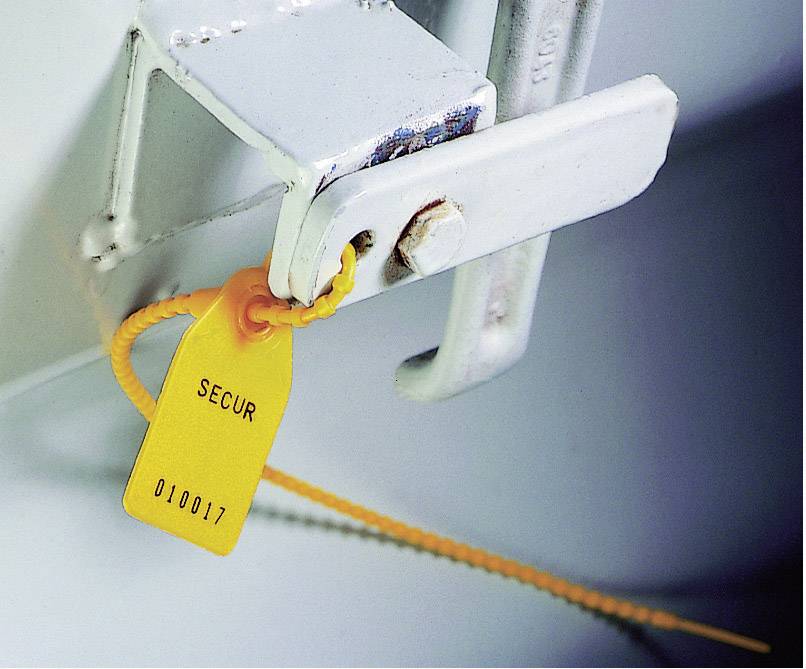 Sceau de sécurité jaune plombé portant l'inscription 'SECUR 010017' fixé sur un fermoir métallique.