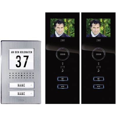 « An den Kolonaten 37 » sur un interphone avec deux plaques nominatives. À côté, deux écrans affichant l'image d'un homme.