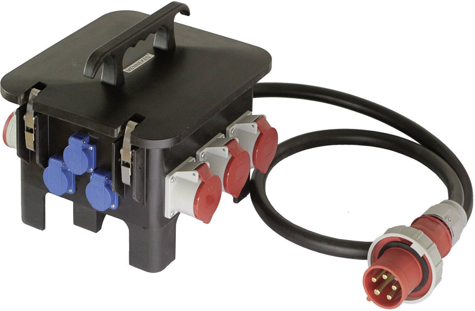 Un boîtier de distribution noir avec plusieurs prises électriques rouges et bleues est posé à côté, avec un câble épais muni d'une fiche rouge.