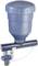 Distributeur automatique de nourriture pour poissons avec réservoir bleu et distributeur. Adapté pour les étangs et les aquacultures.