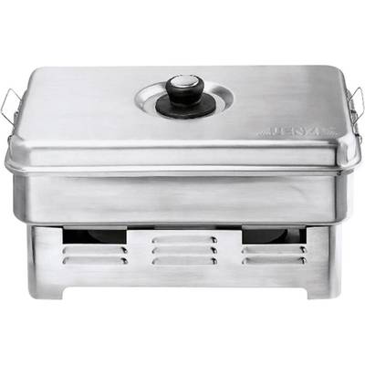 Un plat de service en métal argenté avec couvercle et poignée, adapté pour maintenir les aliments au chaud lors de buffets.