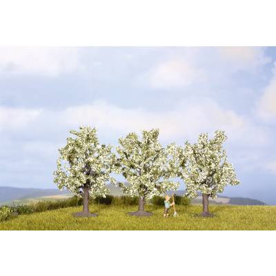 Deux personnes se promènent sur un pré sous trois arbres en fleurs, avec un ciel bleu en arrière-plan.