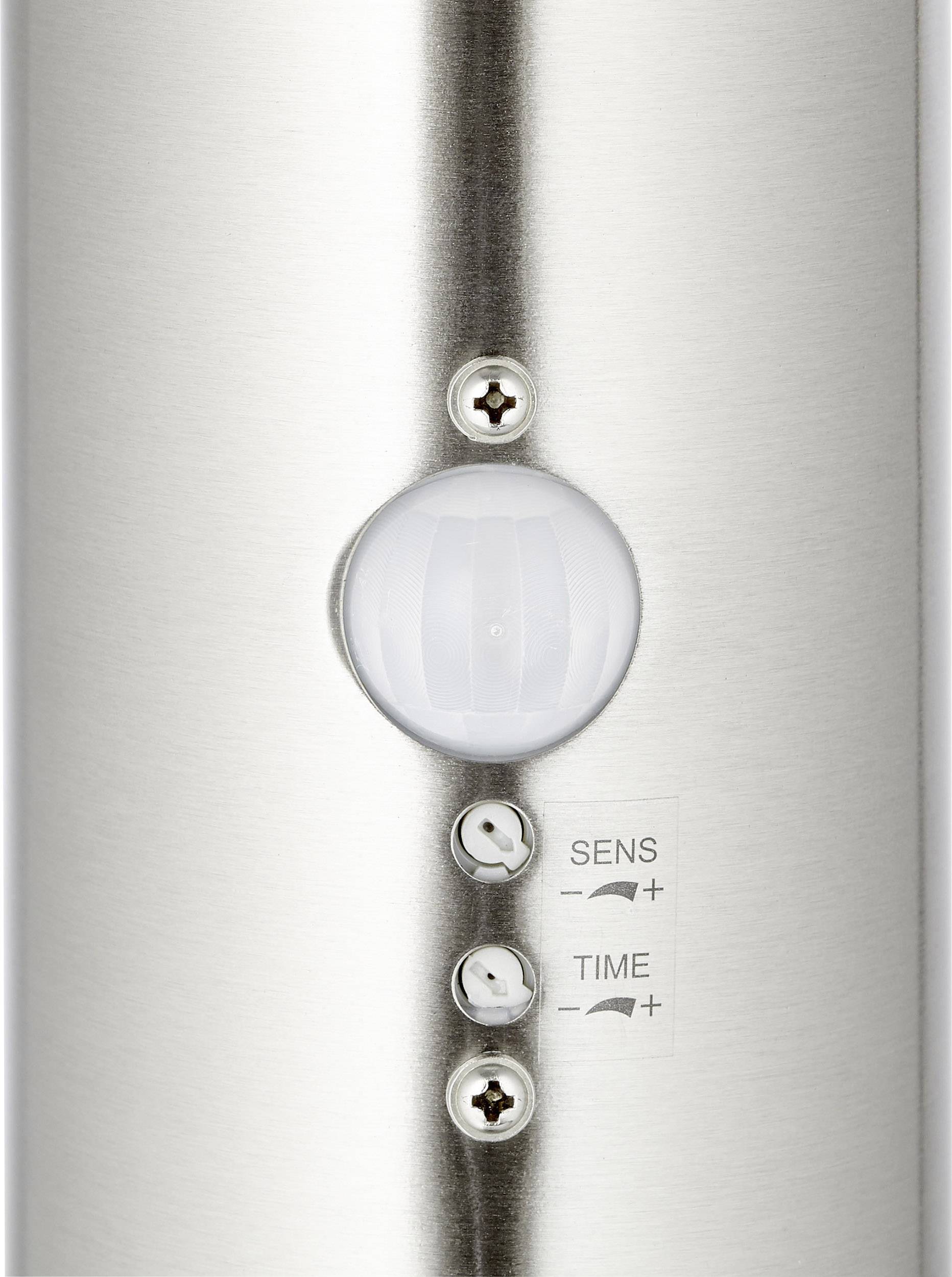 Lampe argentée avec capteur de mouvement intégré. Deux vis de réglage : 'SENS' pour la sensibilité et 'TIME' pour le réglage du temps.