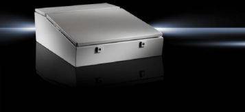 Caisse métallique éclairée avec un couvercle incliné vers l'avant sur un fond noir.