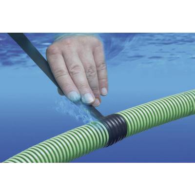 Une main utilise un ruban adhésif noir pour sceller un tuyau rayé vert et blanc sous l'eau.