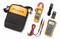 Ensemble multimètre comprenant un étui de transport, une pince ampèremétrique, des câbles de mesure et un multimètre numérique, le tout conçu en noir et jaune.