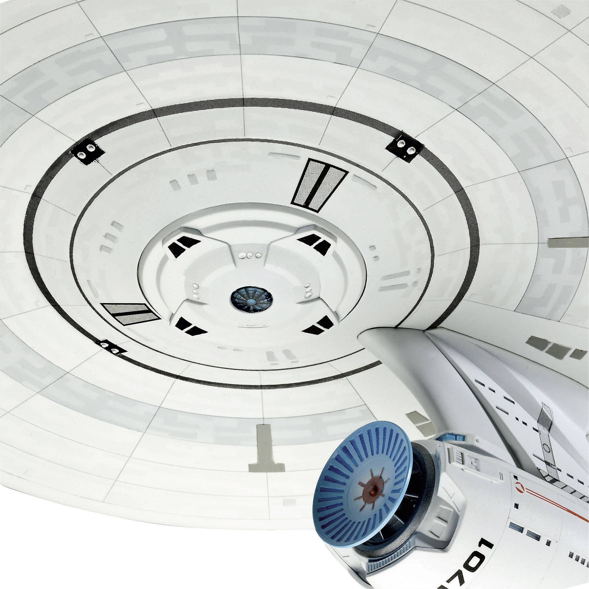 Un détail de vaisseau spatial vu du dessus avec des rainures et des structures marquantes. Les plaques et les éléments technologiques sont clairement visibles.