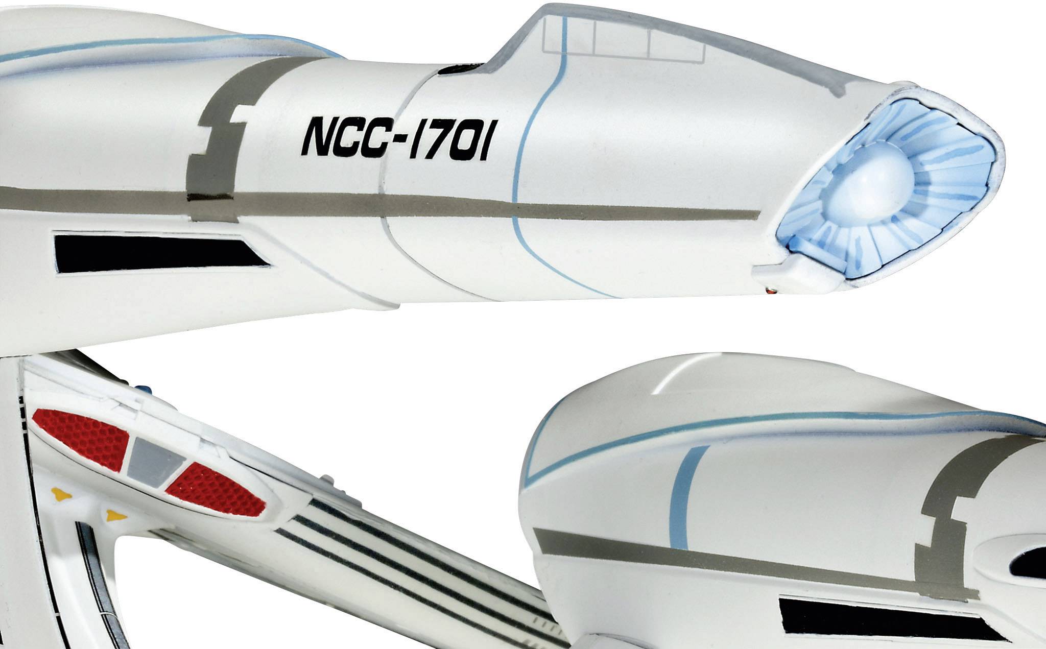 Un modèle de vaisseau spatial blanc portant le marquage « NCC-1701 » sur le côté, présentant des éléments de design futuristes et des détails précis.