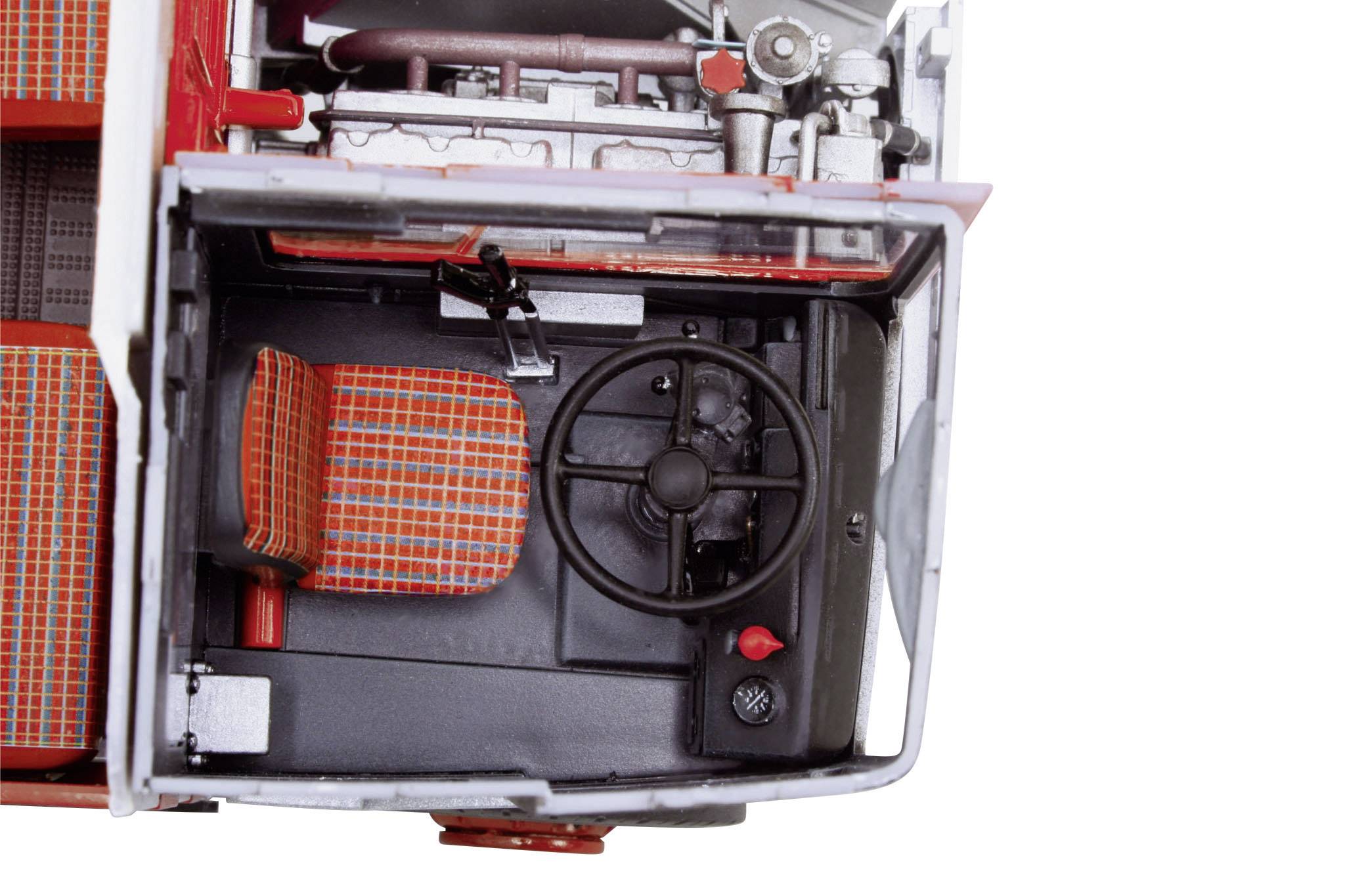 Vue intérieure d'un cockpit de véhicule avec des sièges rembourrés à motif à carreaux et un volant noir. Des pièces du moteur sont visibles.