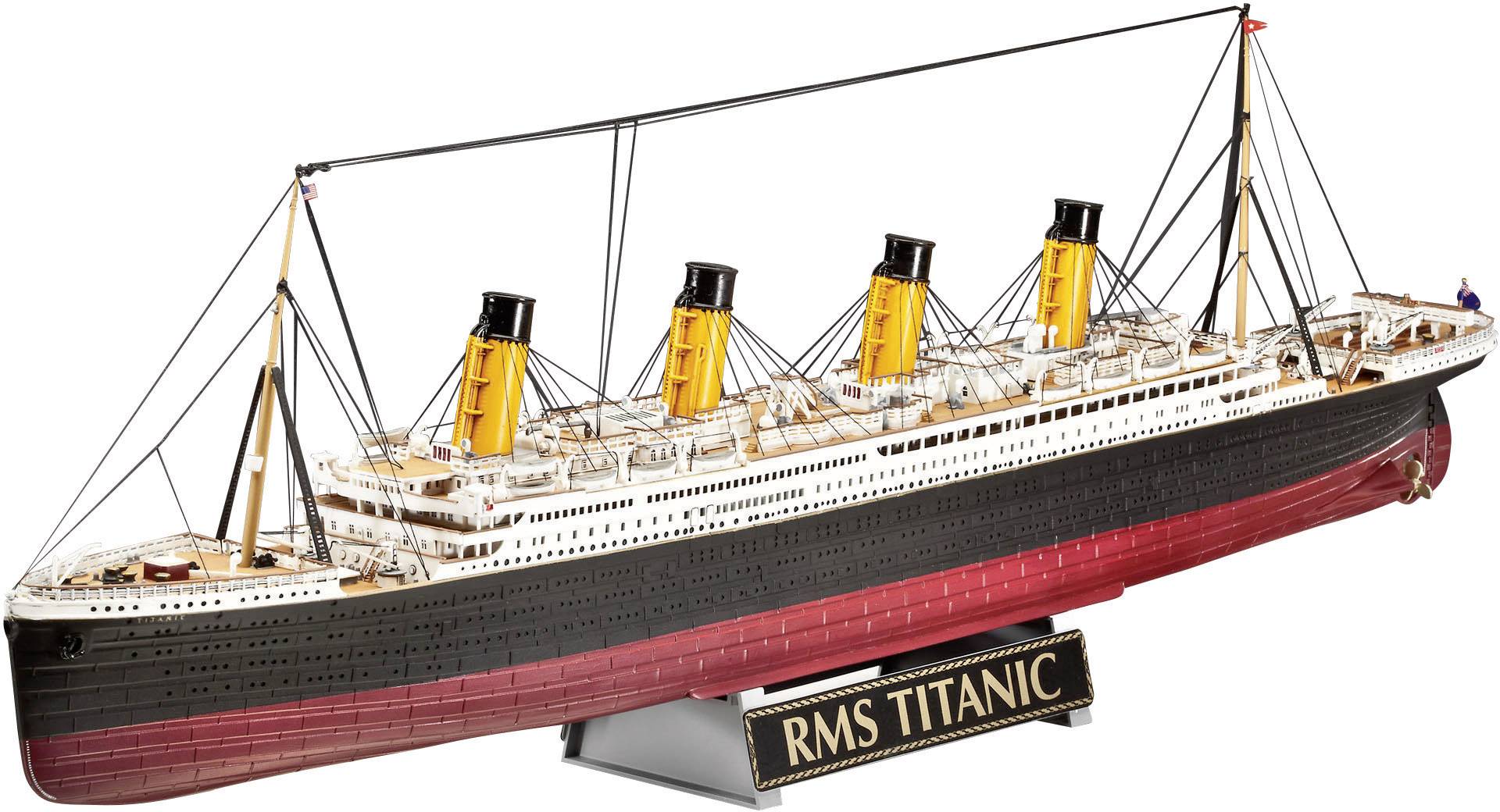 Un modèle de la RMS Titanic, coque noire, partie inférieure rouge, quatre cheminées jaunes, posé sur un socle portant l'inscription 'RMS Titanic'.
