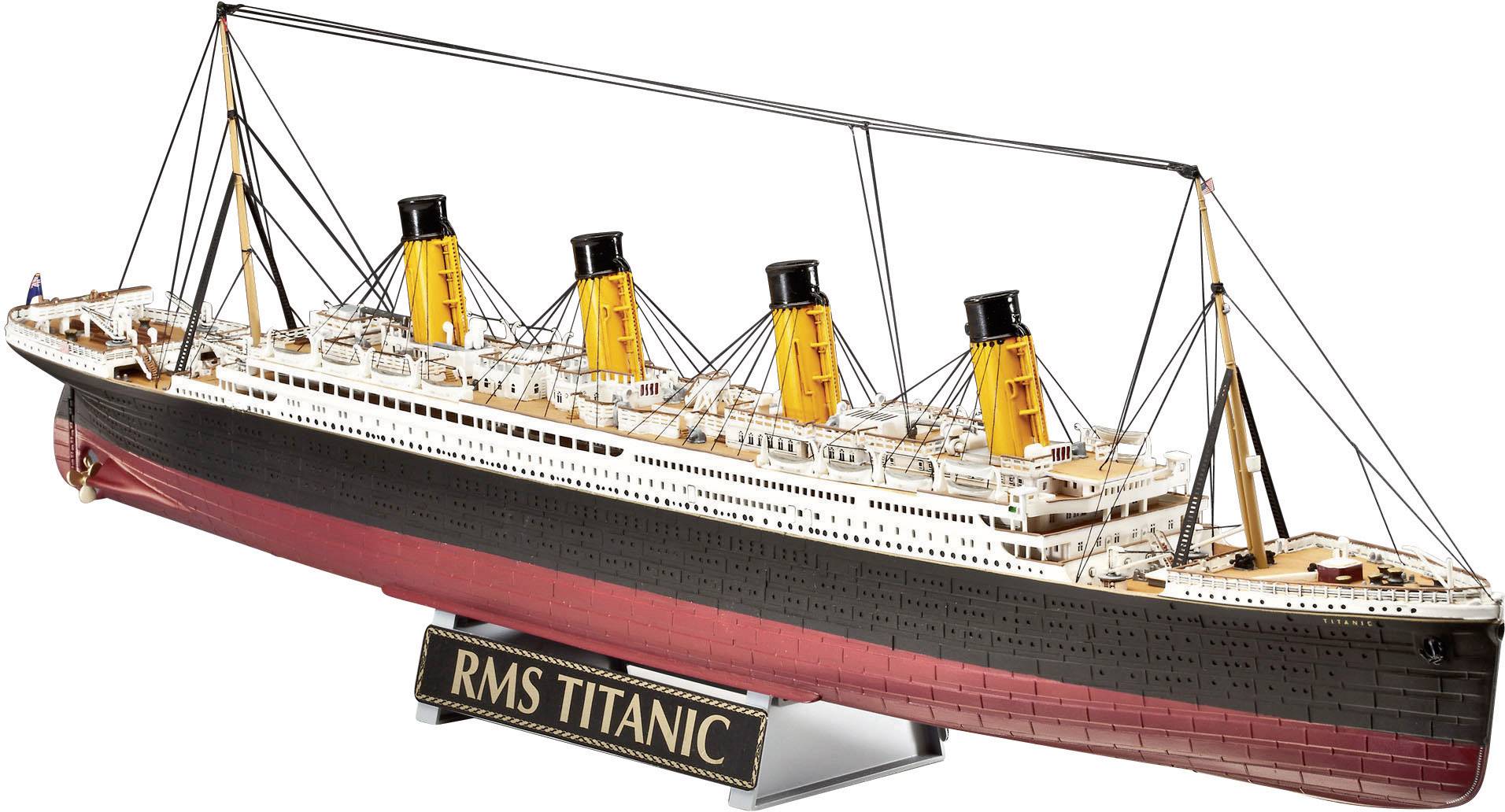 Une maquette de la RMS Titanic avec quatre cheminées jaunes et une reproduction détaillée du célèbre navire sur un socle.