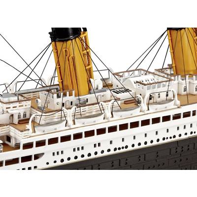 Modèle d'un grand navire avec des superstructures blanches, des cheminées jaunes et des canots de sauvetage. Vue détaillée du pont supérieur.