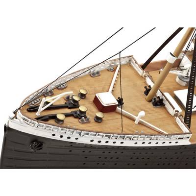 Proue du modèle de navire avec une reproduction fidèle des structures de pont et du gréement.