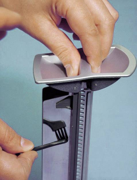 Une personne règle la hauteur d'une balance verticale avec un stylo noir, à partir de laquelle des mesures sont effectuées.