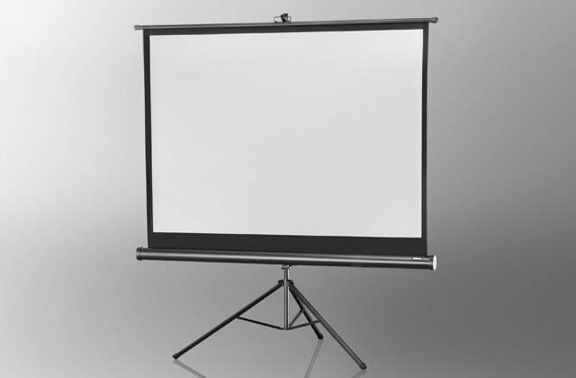 Toile sur trépied, prête pour la projection. Arrière-plan neutre. Idéal pour les présentations ou les projections de films.