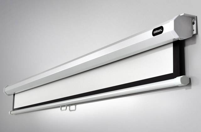 Un écran de projection monté au mur dans un boîtier, partiellement déployé, dans une pièce moderne.