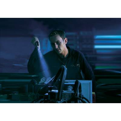 L'image montre une personne dans un laboratoire, entourée d'ordinateurs et d'équipements de laboratoire. Un effet de perturbation numérique recouvre l'image.