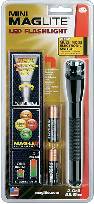 Emballage d'une lampe de poche LED Mini Maglite avec deux piles. Contient des informations sur la durabilité et la luminosité du produit.