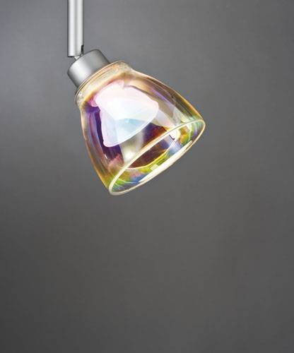 Une suspension lumineuse colorée et scintillante devant un fond gris.