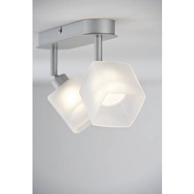 Deux luminaires hexagonaux montés au plafond, dotés d'abat-jours en verre blanc mat, diffusant une lumière douce et diffuse dans la pièce.