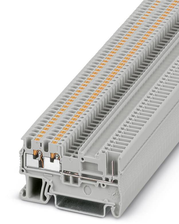 Un bloc de bornes gris avec plusieurs connexions et des marquages orange, utilisé pour les connexions électriques.