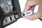 Une main insère une clé USB portant l'inscription « Weller » dans un port USB d'un appareil.