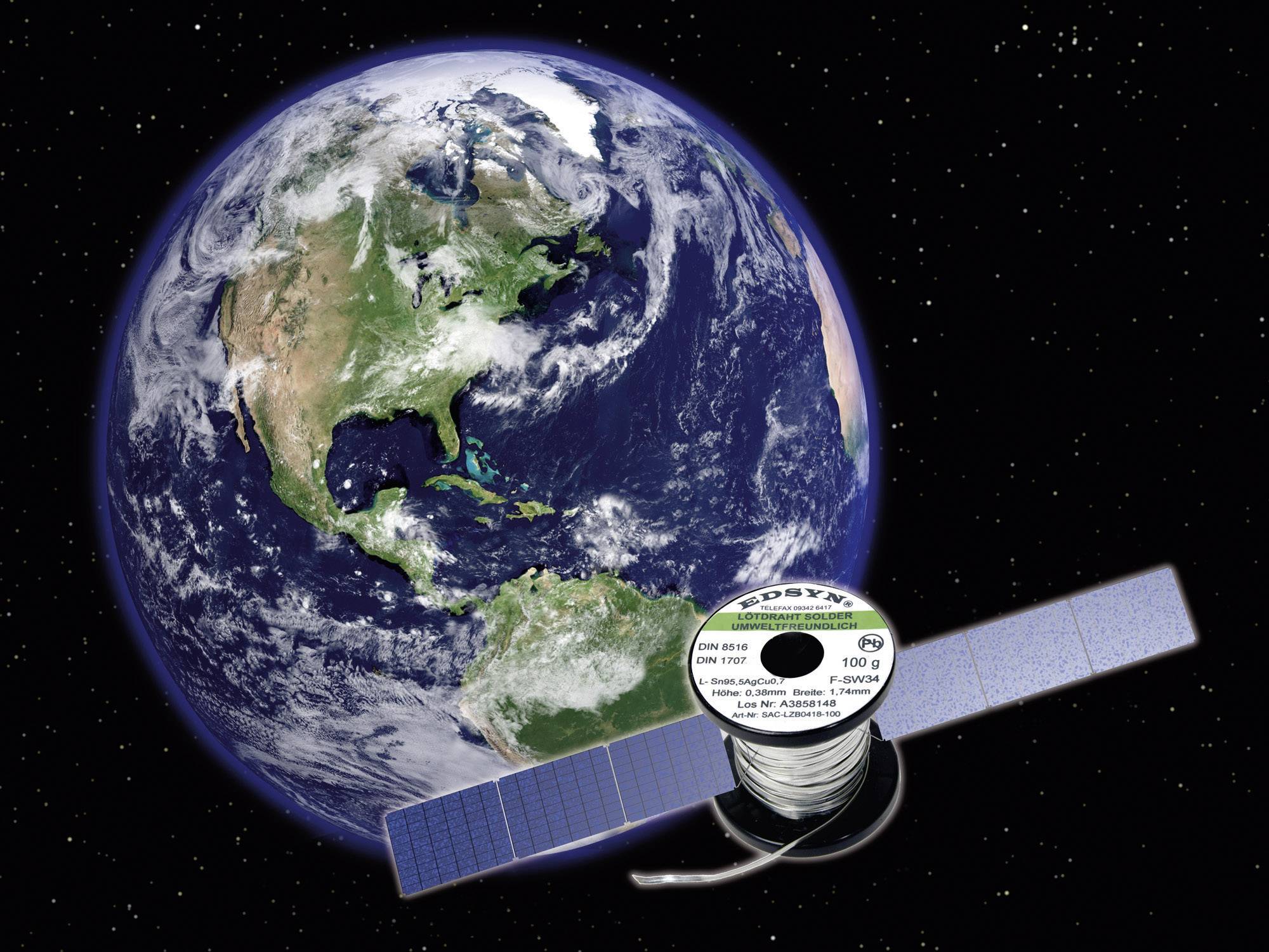 Un satellite orbite autour de la Terre dans l'espace. La Terre montre l'Amérique du Nord et l'Amérique du Sud. Le satellite possède de grands panneaux solaires.