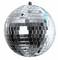 Boule disco argentée avec des carreaux réfléchissants qui reflètent la lumière.