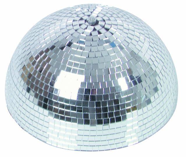 Un globe disco semi-sphérique recouvert de carreaux réfléchissants qui renvoient la lumière.