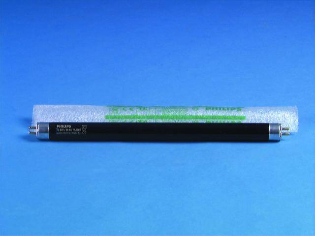 Une longue ampoule, semblable à un tube fluorescent, dans un rouleau d'emballage sur un fond bleu.