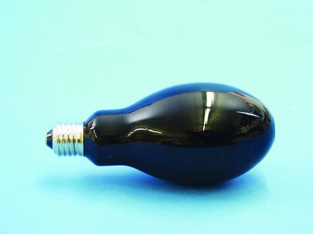 Ampoule noire avec un culot argenté sur un fond bleu clair.