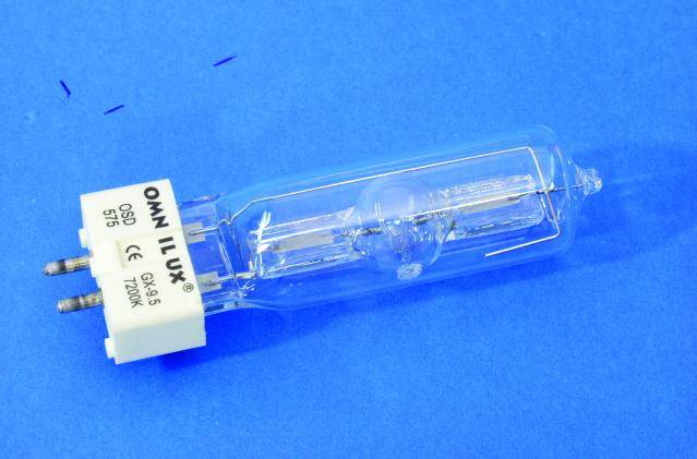 Une lampe halogène en verre avec des contacts métalliques sur un fond bleu.