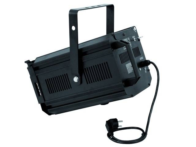 Un projecteur de scène noir avec câble secteur et fiche, pris de côté, muni d'une poignée en haut pour la fixation.