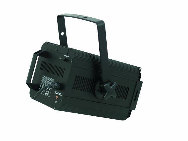 Projecteur de scène noir avec support de fixation, pris de côté, adapté pour une utilisation théâtrale ou scénique.