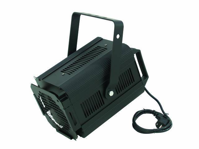 Un projecteur de scène noir avec support et un câble d'alimentation à côté ; pour l'éclairage lors d'événements ou de spectacles.